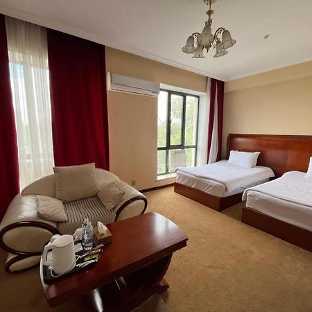 Hotel Luxurious Taraz Exterior foto