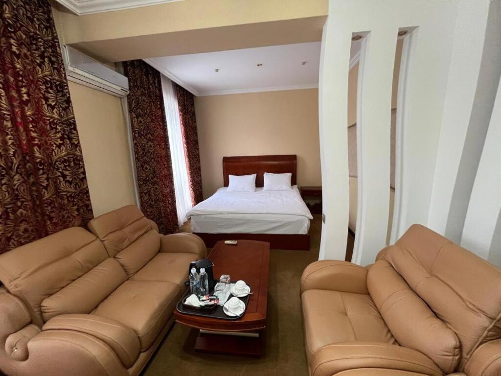 Hotel Luxurious Taraz Exterior foto