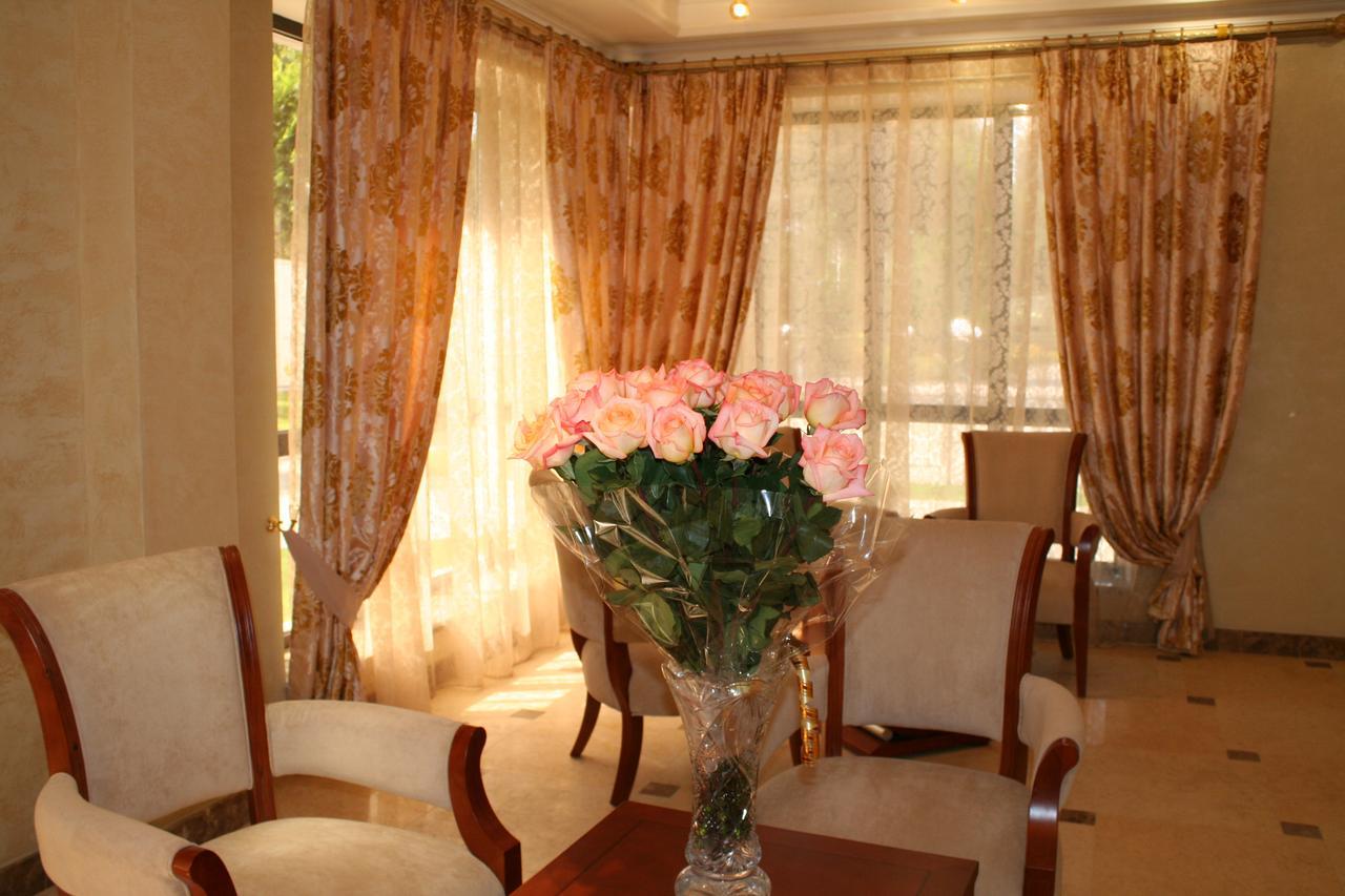 Hotel Luxurious Taraz Exterior foto