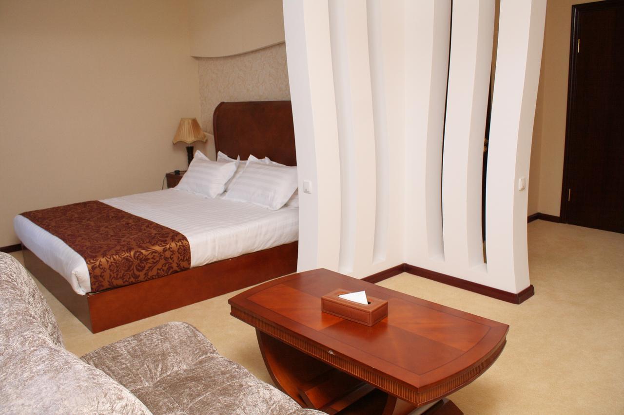 Hotel Luxurious Taraz Exterior foto