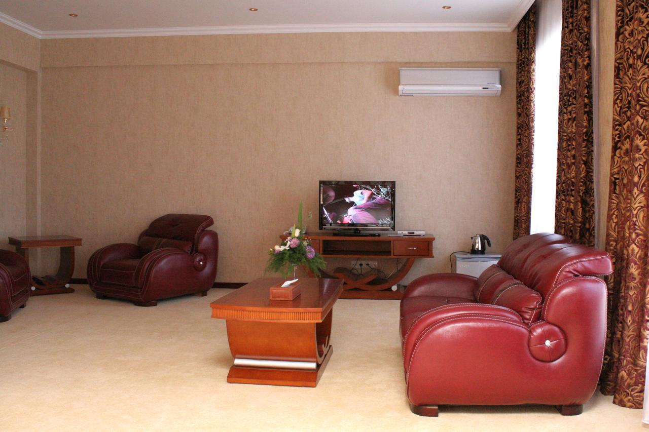 Hotel Luxurious Taraz Exterior foto